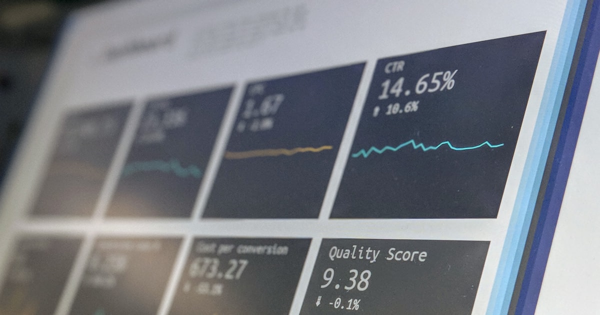 AI coaching interface showing MEDDIC qualification steps being tracked during a live sales call